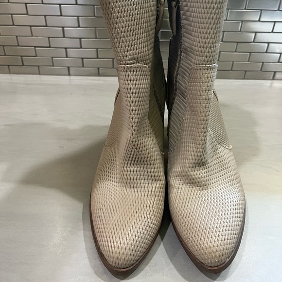 Hinge Daphne Bootie Almond Toe Perforated Leather, Size 9.5 - Picture 3 of 6